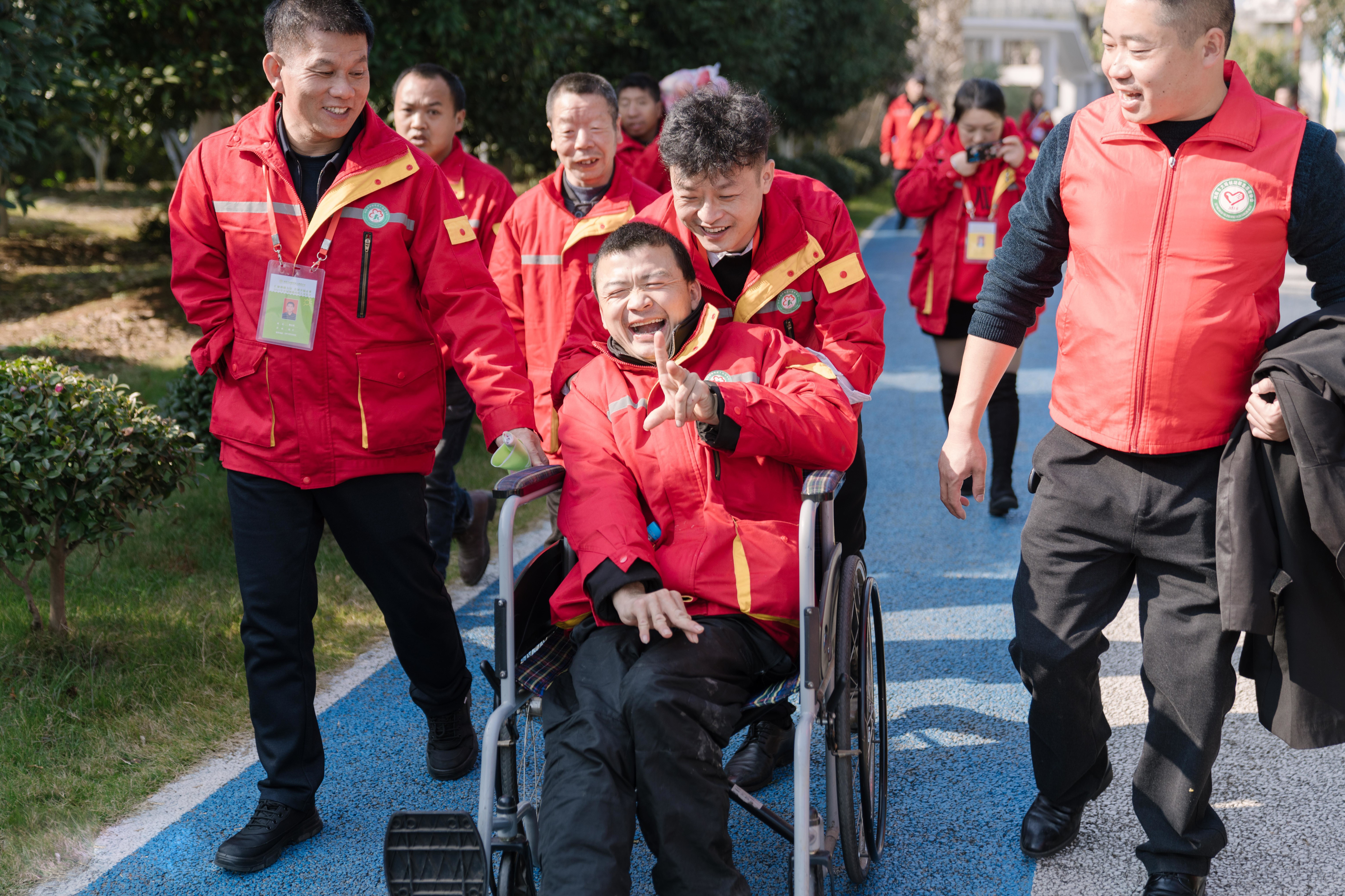 林名長帶著殘疾人去旅行.jpg